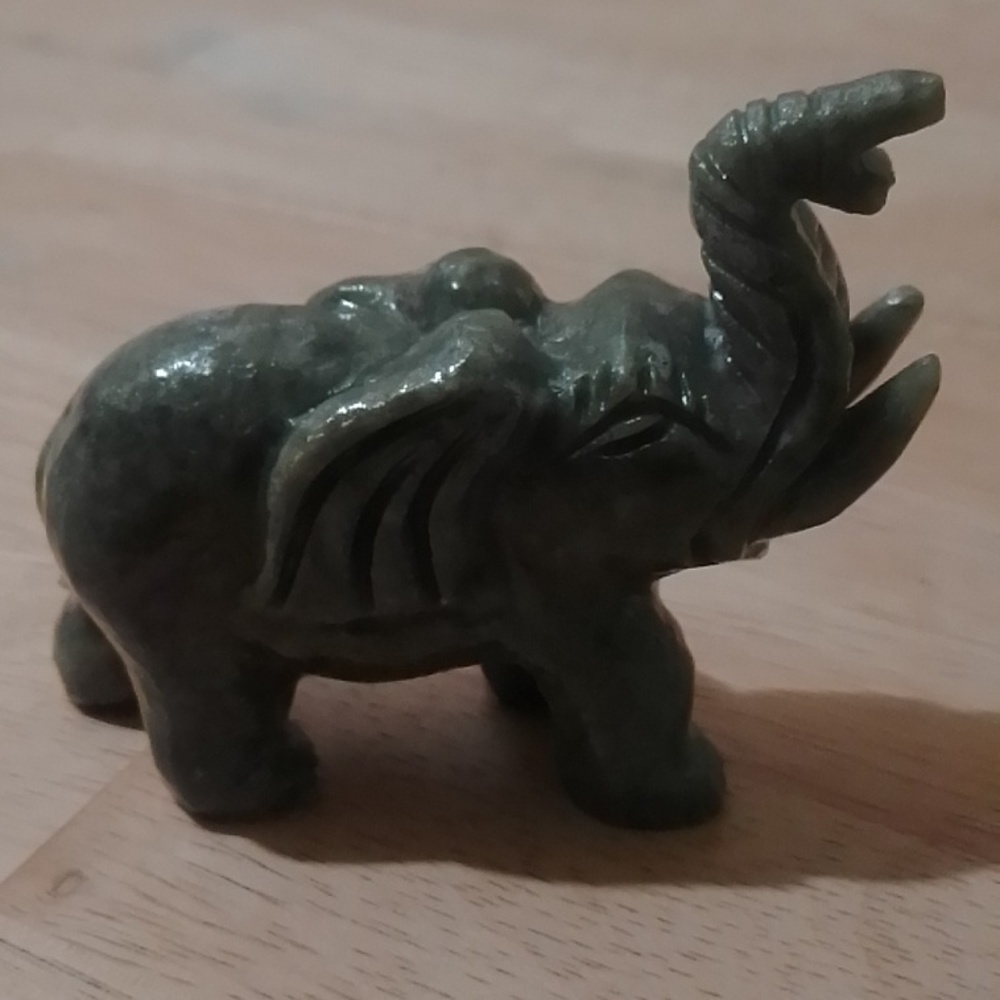 Green Emperial Jade elephant trunk up - Picture 1 of 4